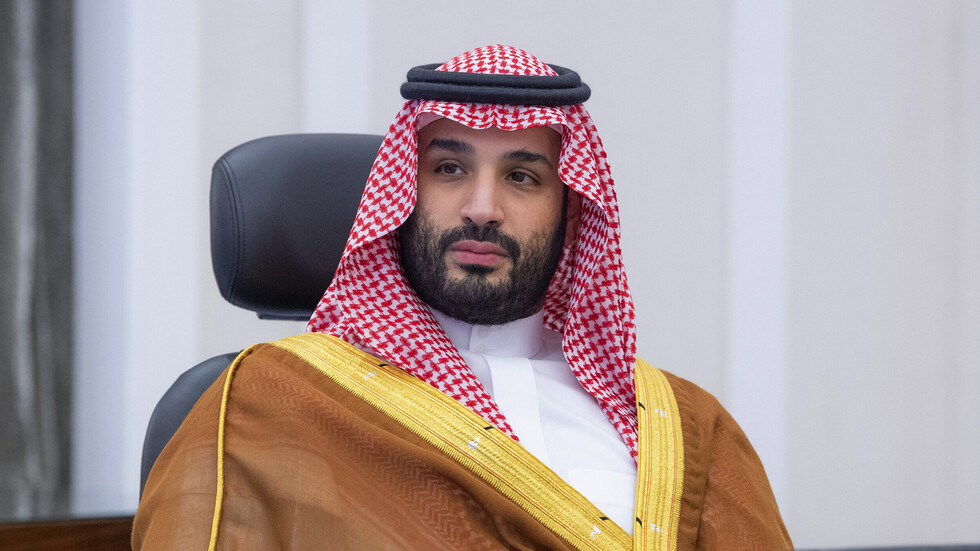 وزير سعودي يكشف سبب اجتماع الأمير محمد بن سلمان بالوزراء وسط البحر الأحمر (فيديو)