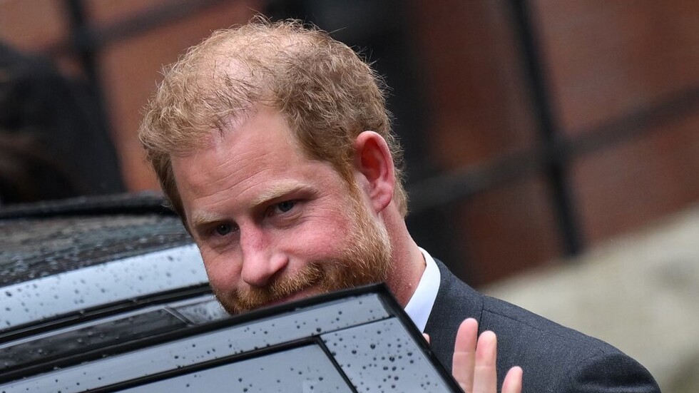 دون ميغان.. الأمير هاري يحضر حفل تتويج والده