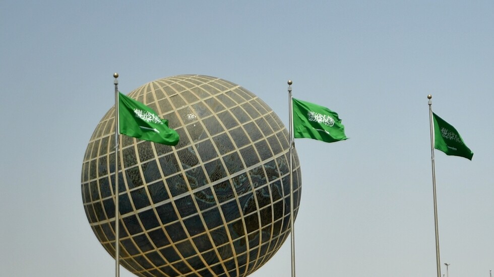 فنان سعودي يأم المصلين في التراويح منذ 20 عاما معتبرا أنه يدفع زكاة صوته! (فيديو)