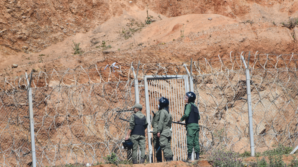 السلطات المغربية تحبط محاولة اقتحام نحو 150 مهاجرا لجيب سبتة