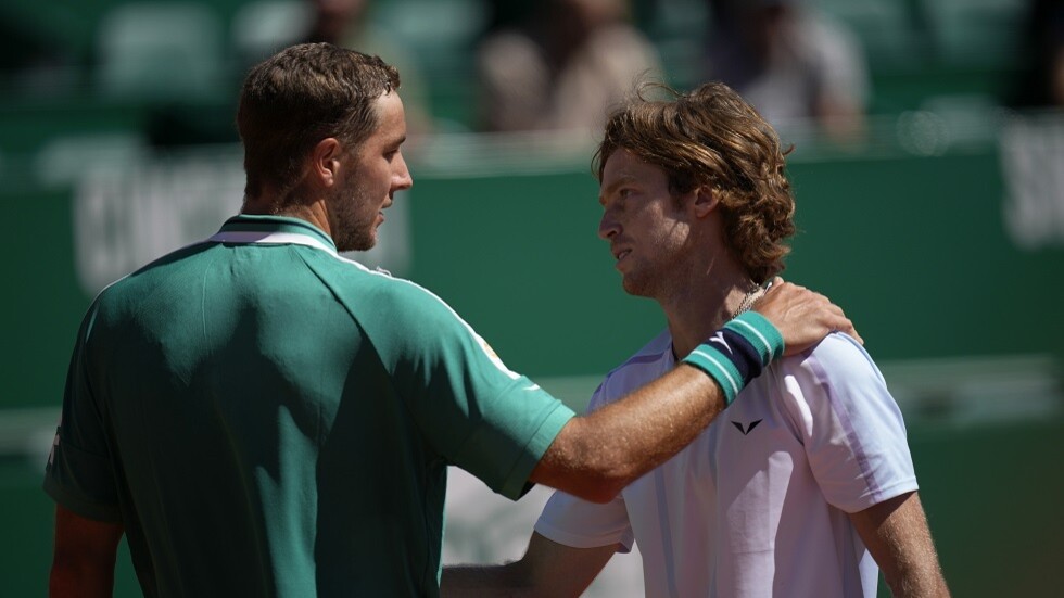 الروسي روبليف يواصل مشواره في موناكو ومواطنه مدفيديف يودع (فيديو)