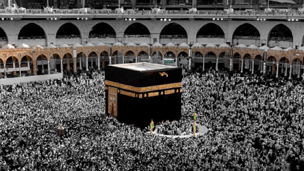 أقل بدقيقتين.. رقم قياسي جديد لمدة تنظيف صحن الطواف بالكعبة (فيديو)