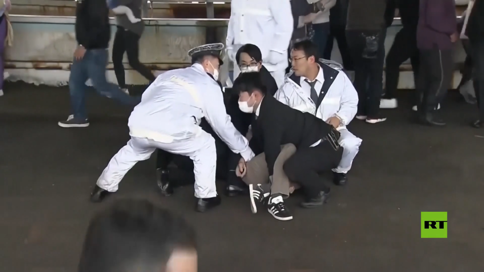 لحظة إلقاء عبوة ناسفة في موقع خطاب رئيس الوزراء الياباني