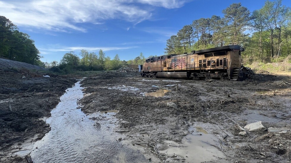 قطار محمّل بمواد خطرة يتسبب بحريق بعد خروجه عن مساره في أمريكا (فيديو)