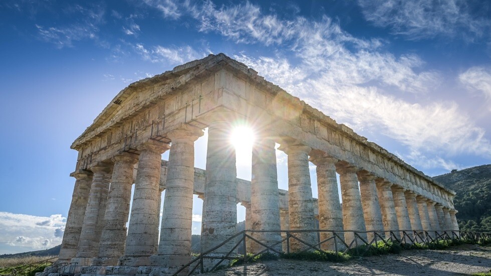 رؤوس ثيران وتمثال للإله 