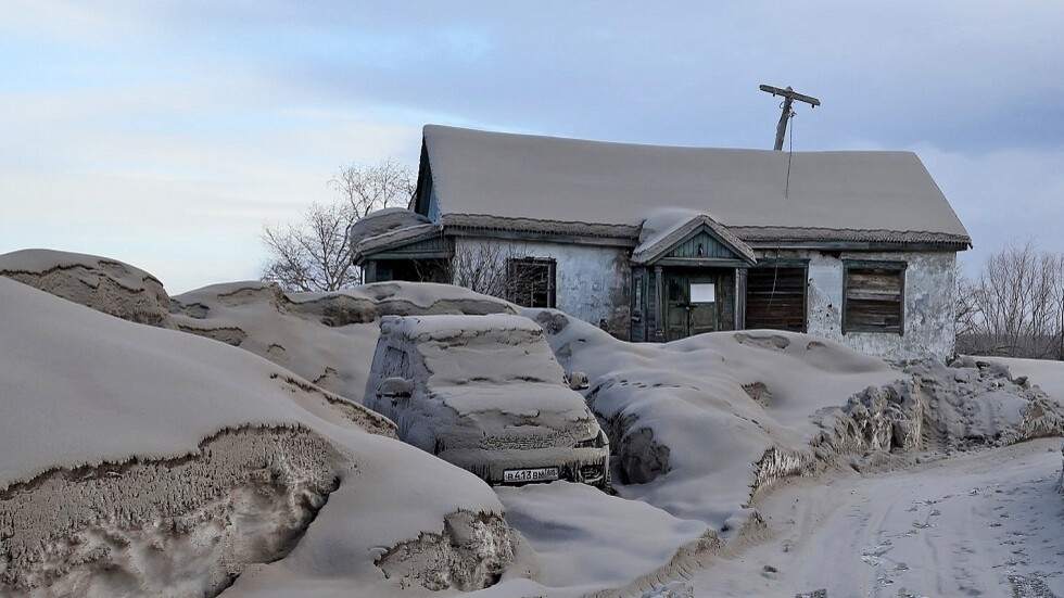 بركان شيفلوتش في كامتشاتكا.. عندما يختلط الثلج الأبيض مع رماد البركان الأسود (فيديو)