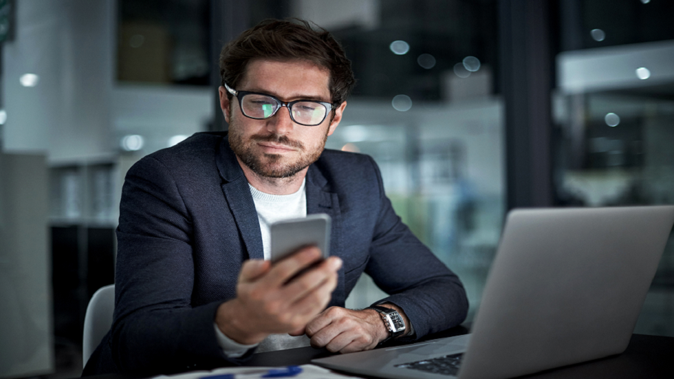 هل هاتفك يستمع إليك حقا؟.. خبير يشرح لماذا تبدو بعض الإعلانات مصادفة إلى حد ما!