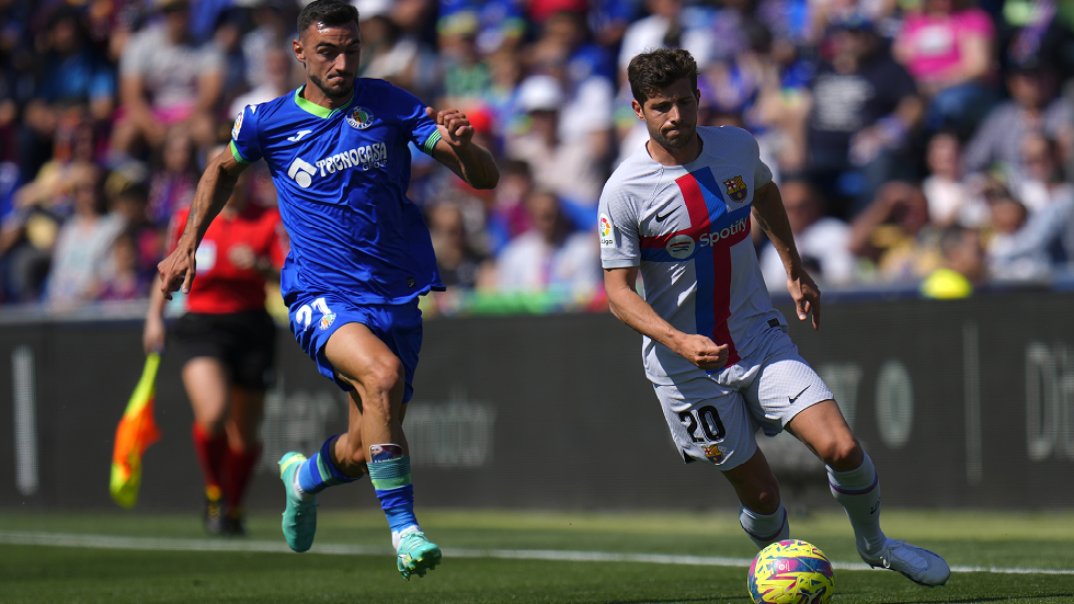 برشلونة يكشف طبيعة إصابة لاعبه روبرتو