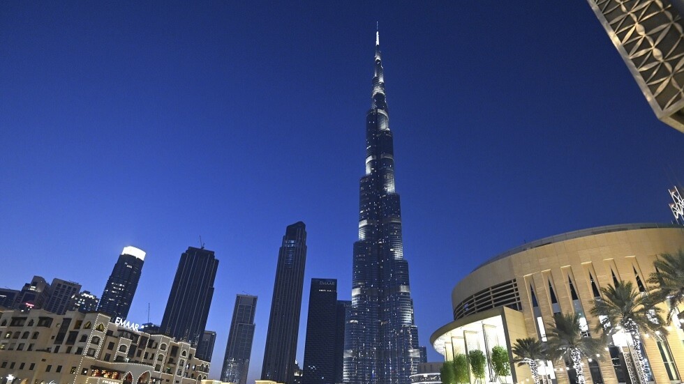 برج خليفة يتزين بألوان العلم السوري احتفالا بالذكرى 77 لـ"عيد الجلاء"