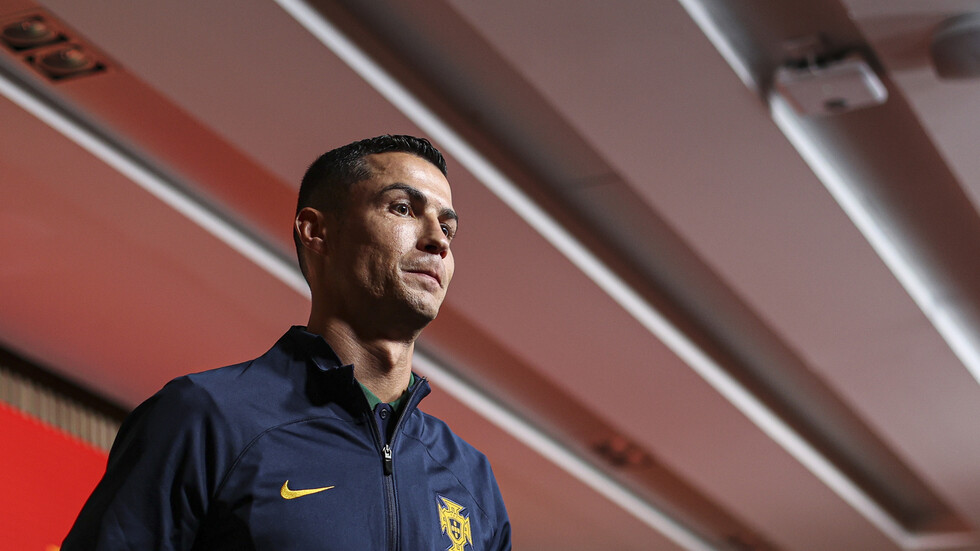 لماذا يصبغ رونالدو أظافر قدميه باللون الأسود؟