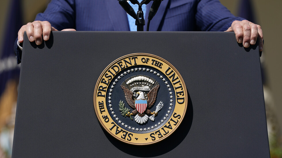 بايدن يمدد الحظر على دخول السفن الروسية للموانئ الأمريكية