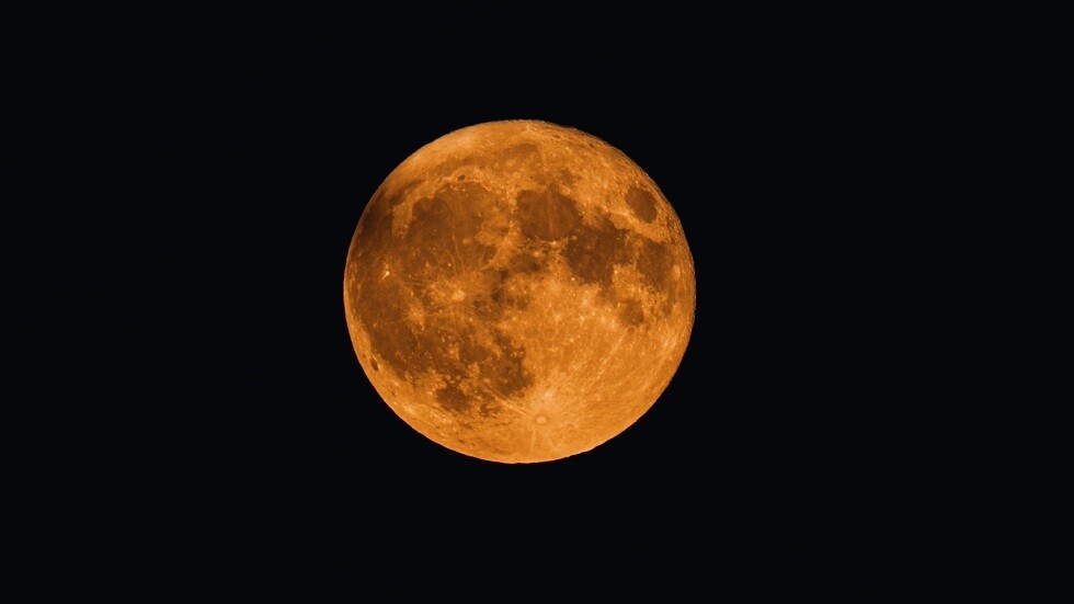 روسيا تحضّر رواد الفضاء لرحلات القمر