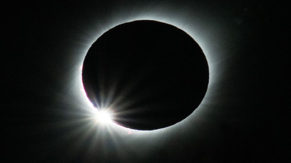 حدث نادر على وشك إغراق أجزاء من أستراليا في الظلام!