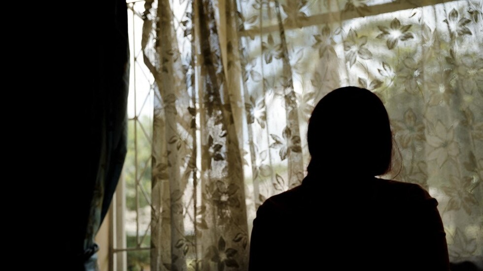 أمها كشفت عدد ضحاياه.. تفاصيل اعتداء معلم على تلميذة بمدرسة في أربيل