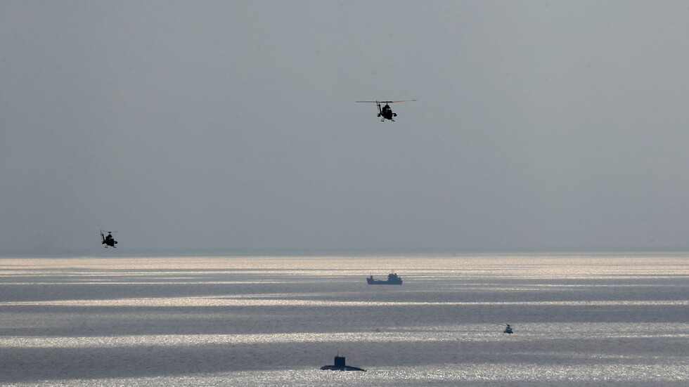 البحرية الإيرانية توجه إنذارا لغواصة أمريكية في مضيق هرمز