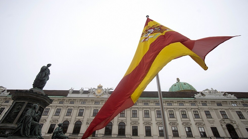 الحكومة الإسبانية تبرر احتجاز مهاجرين مغاربة في حاوية بسبتة