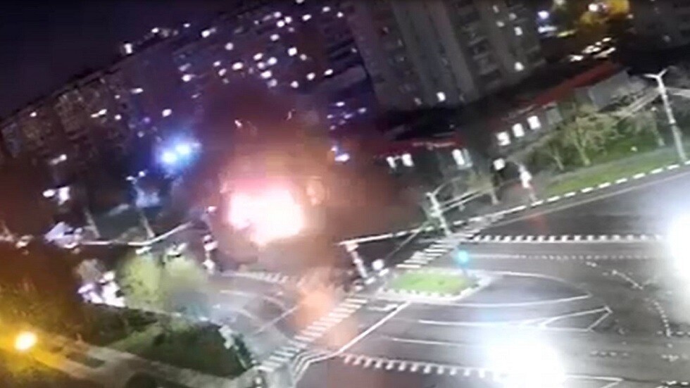 لحظة سقوط وانفجار قنبلة جوية في بيلغورود الروسية