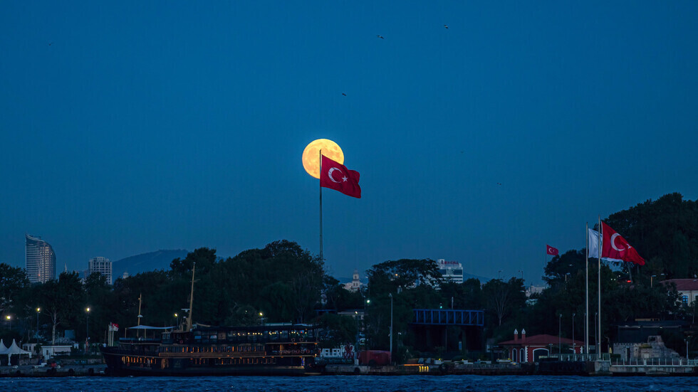 خبير روسي يحذر من سيناريو غربي خطير ضد تركيا حال فوز أردوغان بالانتخابات