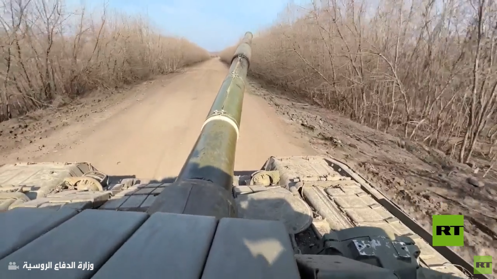 دبابة روسية تداهم شبكة تحصينات أوكرانية وتلاحق الجنود المتخندقين هناك (فيديو)