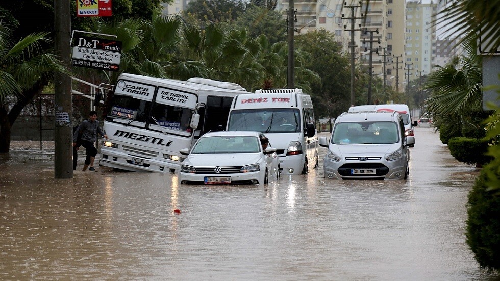 سيول قوية تجتاح أضنة التركية (فيديو)