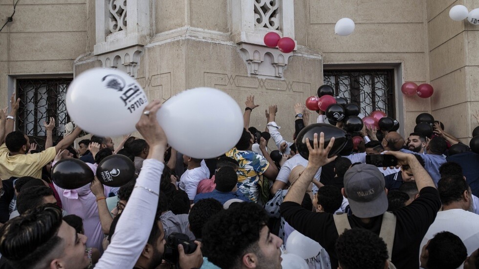 "أغنى شاب في مصر" يثير الجدل مجددا "بدولارات عيدية عيد الفطر" (صورة)