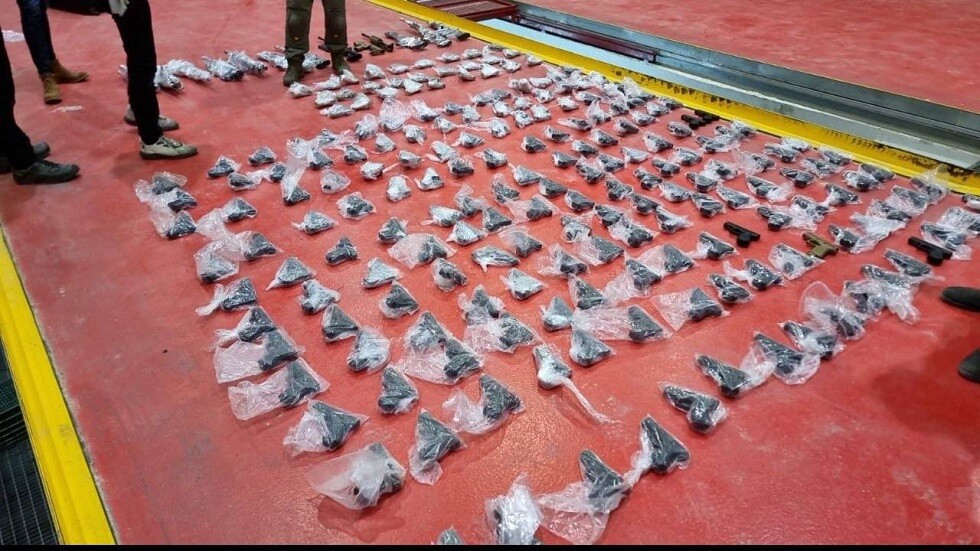 الجمارك الإسرائيلية: ضبط 100 كغ من الذهب وأسلحة بمركبة نائب أردني على جسر اللنبي (فيديو)