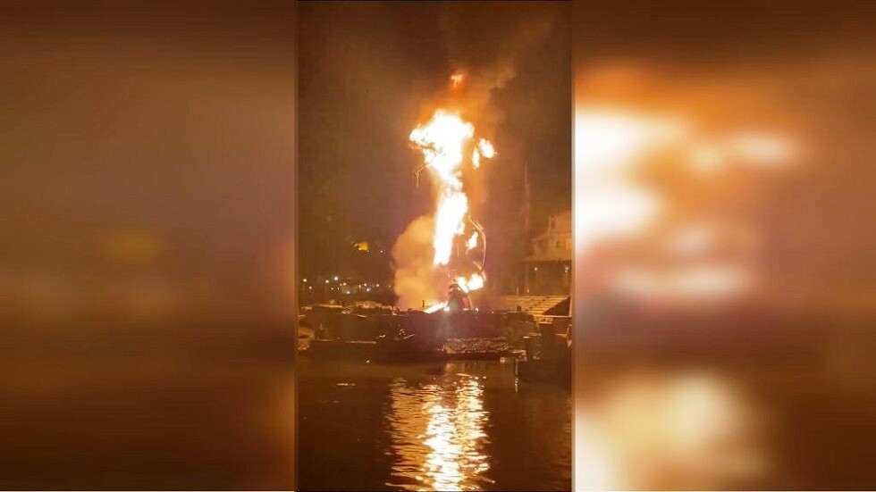 حريق بأحد معالم "ديزني لاند" في كاليفورنيا (فيديو)