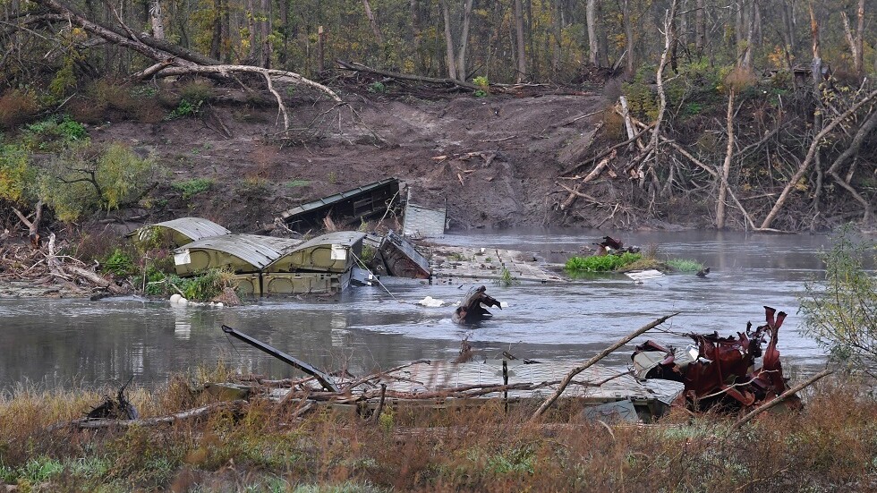 مصدر: القوات الأوكرانية تبني معابر عائمة في اتجاه مدينة كراسني ليمان