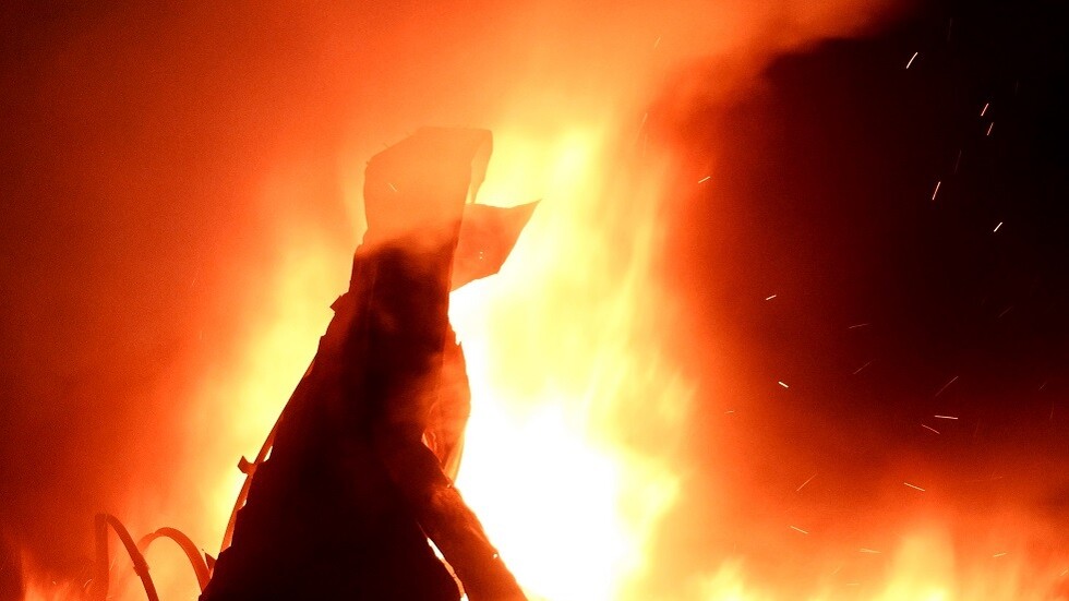 مجهولون يحرقون كنيسة في مقاطعة تشيرنيفتسي الأوكرانية (فيديو)