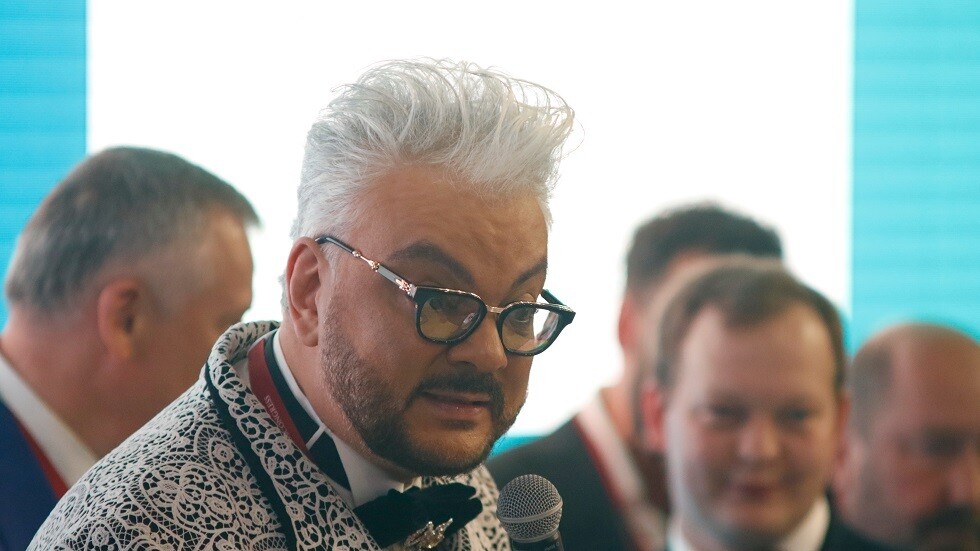 مغن روسي شهير يحكي عن لقائه الأخير بزيلينسكي ويكشف عن إحدى صفاته