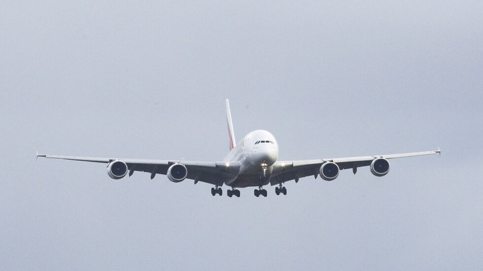 اندلاع حريق بطائرة ركاب إماراتية في نيبال (فيديو)