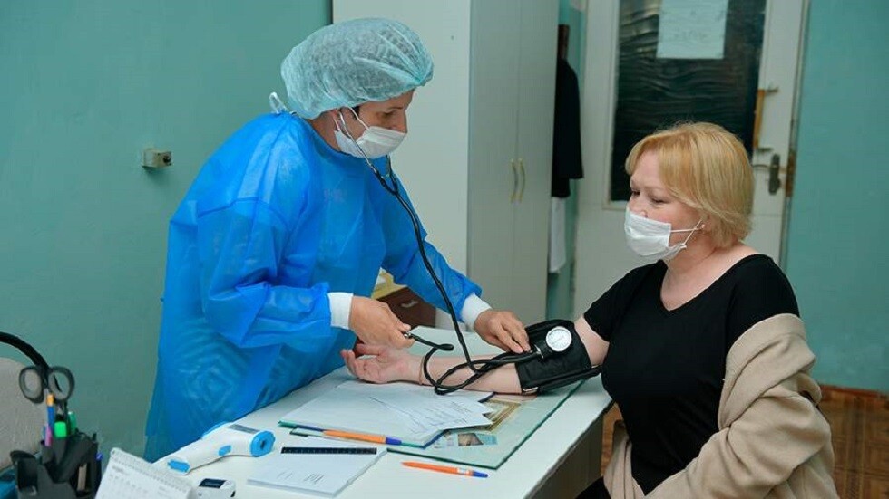 طبيب يكشف مخاطر الإصابة بالجلطة الدماغية والقصور الكلوي عند انخفاض ضغط الدم