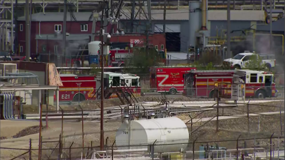 الولايات المتحدة.. مصرع شخص وإصابة آخر بانفجار في مصفاة للنفط وسط غرب البلاد (فيديو)