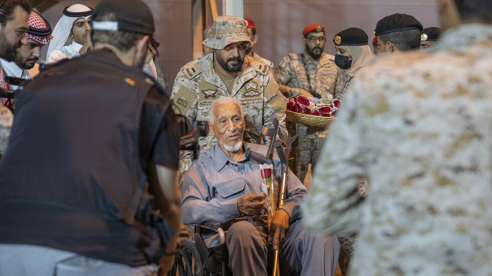 بالفيديو.. القوات السعودية تستقبل ركاب سفينة "الأمانة" القادمة من السودان بالورود