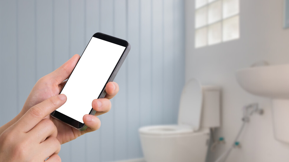 تحذيرات صارمة قد تدعوك للتوقف عن تصفح هاتفك في الحمام؟