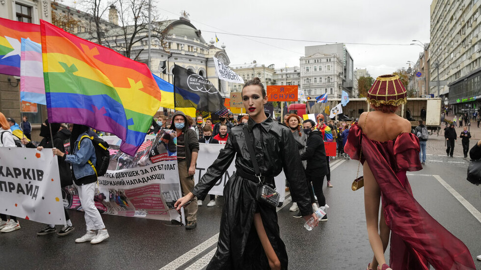 زيلينسكي بات ملزما بالبت في عريضة أثارها وجود أزواج من نفس الجنس في الجيش الأوكراني