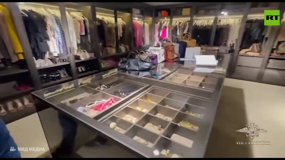 شاهد ماذا يحوي منزل المدونة الروسية بلينوفسكايا المعتقلة بتهمة التهرب الضريبي!