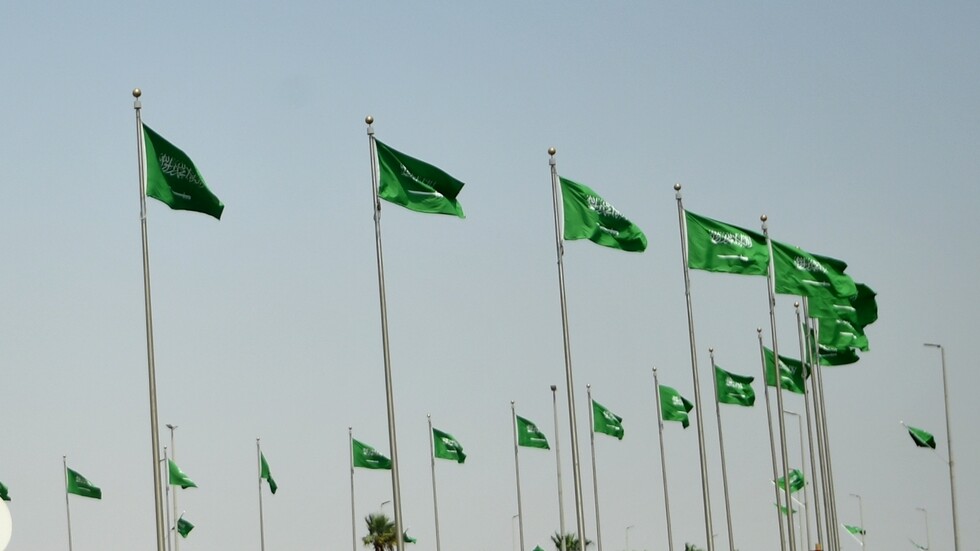 ما هي مواصفات أول مركبة سعودية كهربائية ذاتية القيادة؟