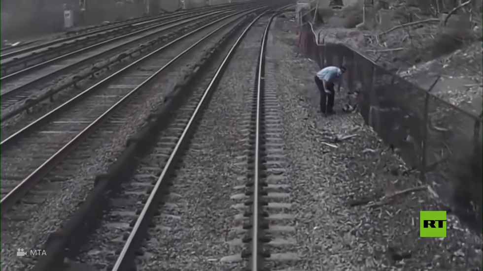 إنقاذ طفل مصاب بالتوحد من على سكة حديد مكهربة