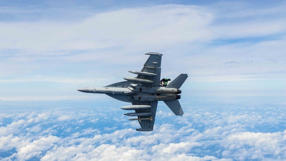 طائرة أمريكية تحلق فوق مضيق تايوان