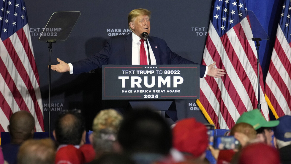 بالفيديو.. ترامب يقلد بايدن  ويتهمه بالخرف