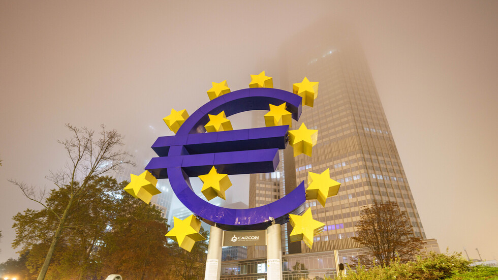 اقتصاد أوروبا ينمو بالكاد بينما يضغط التضخم على المستهلكين