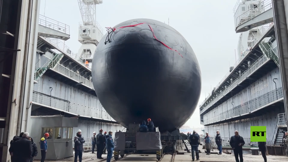 إنزال غواصة روسية جديدة تعمل بالكهرباء والديزل