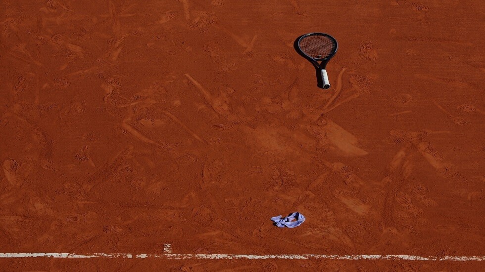 "حجر - ورق - مقص".. حدث طريف في ملعب للتنس (فيديو)