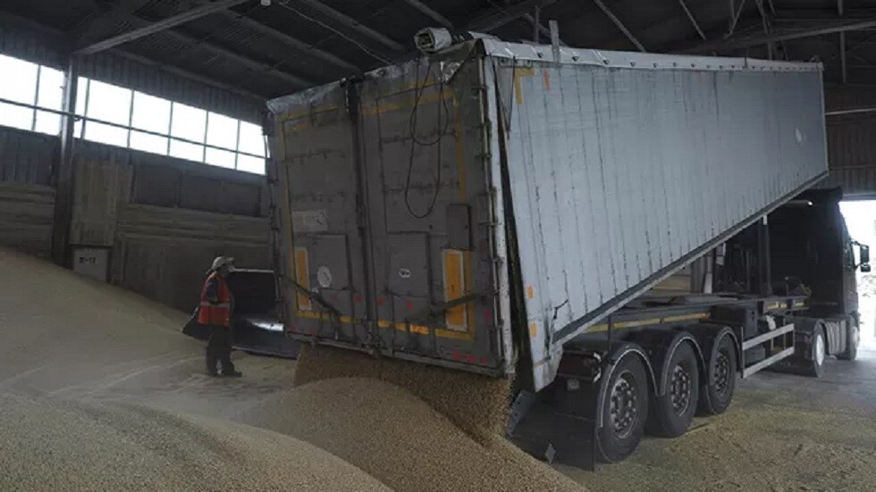 الاتحاد الأوروبي يرفع الحظر المفروض على استيراد المنتجات الزراعية من أوكرانيا