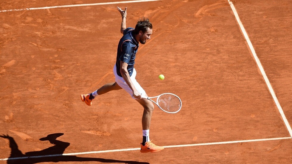 الروسي مدفيديف يبلغ الدور الثالث لبطولة مدريد للأساتذة