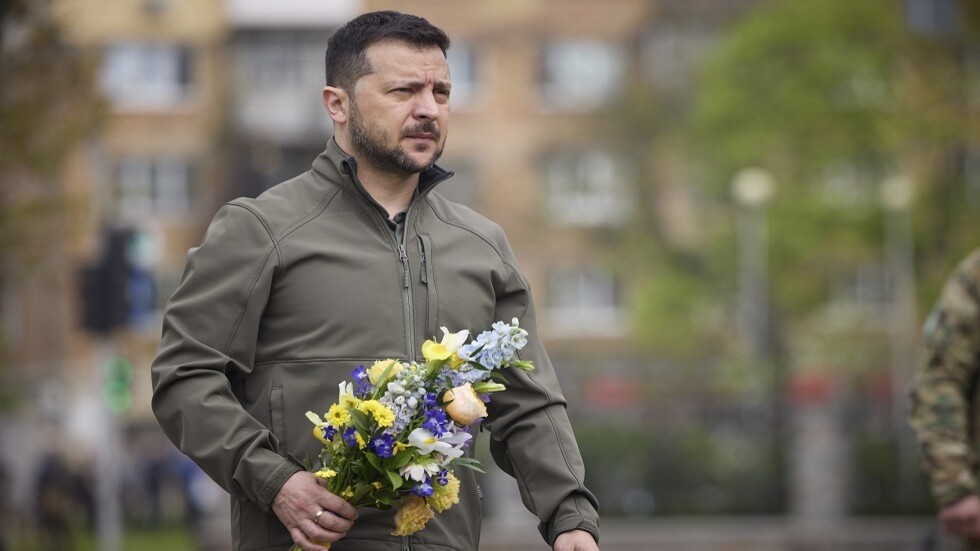 زيلينسكي يكشف عن حمله سلاحا فرديا أثناء تنقله وتدرّبه على إطلاق النار