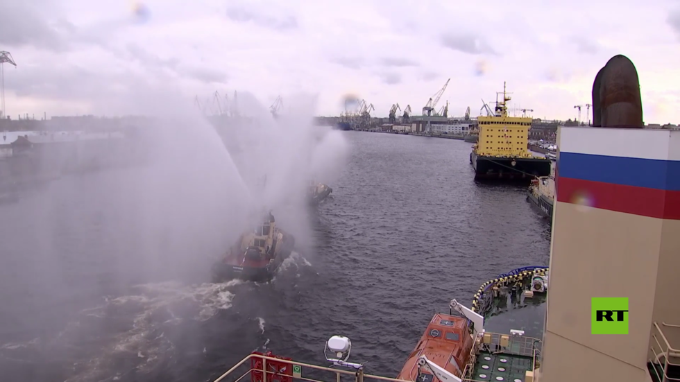 بالفيديو.. مهرجان كاسحات الجليد السنوي في سان بطرسبورغ