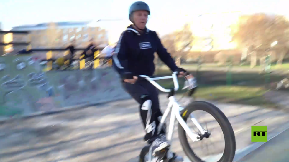 سبعيني يتفوق على الشباب بحركات بهلوانية على دراجة هوائية