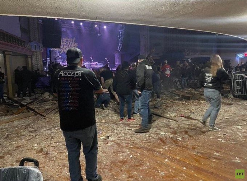 انهيار سقف مسرح خلال حفل موسيقي في الولايات المتحدة (فيديو)